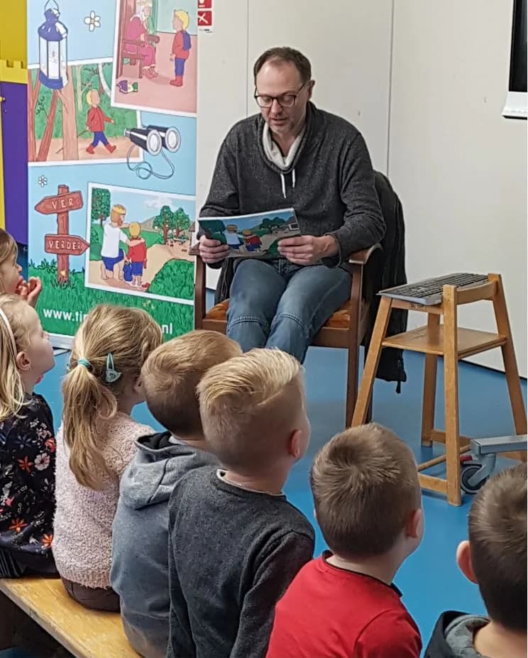 Jeroen leest voor aan kinderen